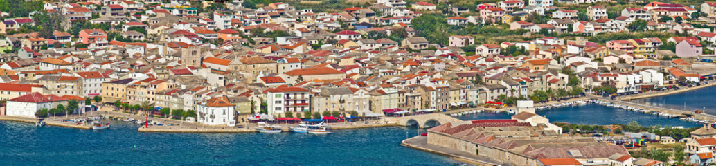 Fototapeta na wymiar Adriatic panoramę miasta Pag
