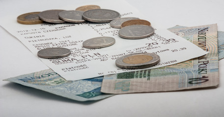 Paragon fiskalny,banknoty i monety - obrazy, fototapety, plakaty
