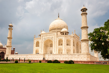 Fototapeta na wymiar Taj Mahal temple in Agra, India