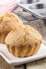 frisch gebackener Muffin auf einem weißen Teller