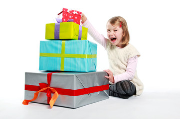 Kind packt Geschenke aus