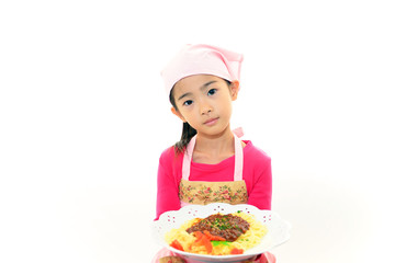料理を持ち微笑む女の子