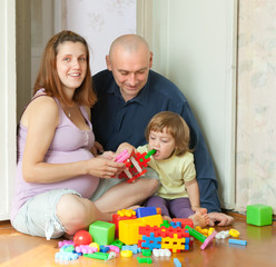 Obraz na płótnie Canvas Happy parents and child in home