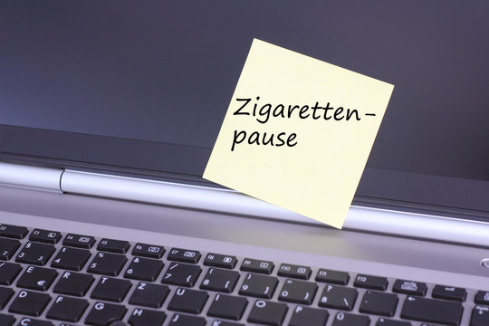 Computer mit Zettel Pause Zigarettenpause