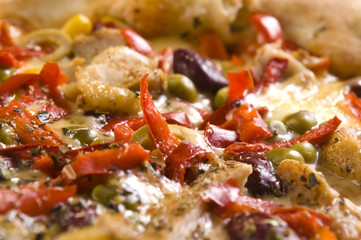 Obraz na płótnie Canvas Pizza with chicken, pepper and olives