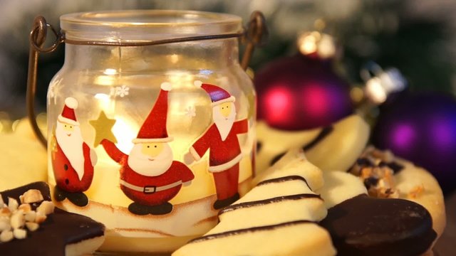 Weihnachtsgeb&auml;ck und Kerze