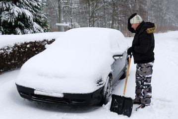 Man need again remove snow from the car
