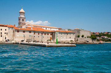 Fototapeta na wymiar Chorwacja - Panoramiczny widok na stary port Krk miasta z morza