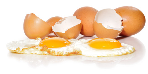 Huevos fritos sobre fondo blanco.