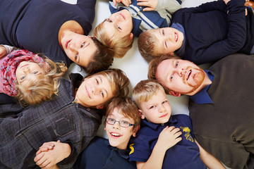 Große Familie liegt im Kreis