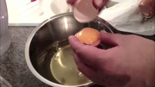 Eigelb vom Eiwei&szlig; trennen