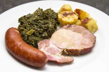 Grünkohl mit Kassler, Pinkelwurst und Kartoffeln