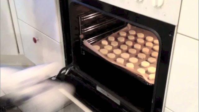 Weihnachtsgeb&auml;ck in den Backofen schieben