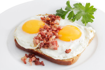 Spiegelei, Speckwürfel, Brot
