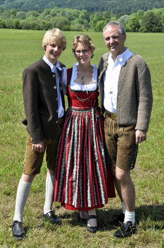 Bayrische Familie in Tracht