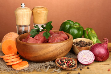 Obraz na płótnie Canvas Surowe mięso wołowe marynowane w ziołach i przyprawach