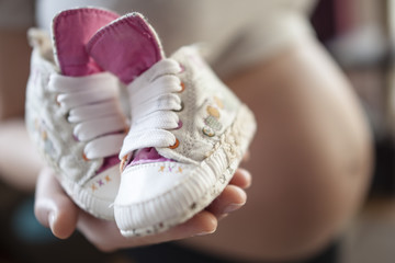 Ciąża-dziecięce buciki - obrazy, fototapety, plakaty