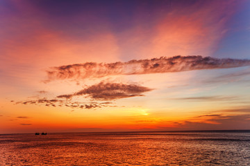 Obraz na płótnie Canvas Tropical beach at sunset.