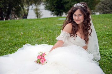Beautiful bride posing in her wedding day