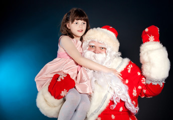 Obraz premium Santa holding girl on his shoulder