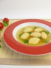 Griessklösschensuppe