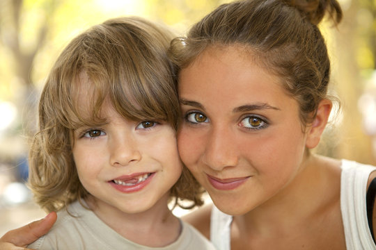 Portrait d'un petit frère avec sa soeur