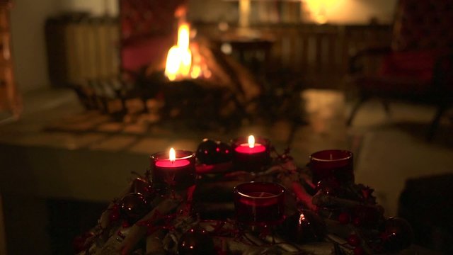 Adventskranz mit 2 Kerzen und Kaminfeuer