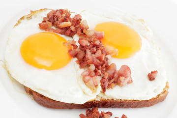 Leberkäse mit Spiegelei auf Brot