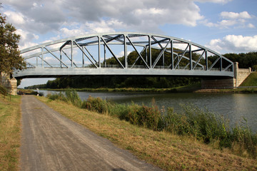 Fototapeta na wymiar Brücke über den Mittellandkanal bei Sachsenhagen