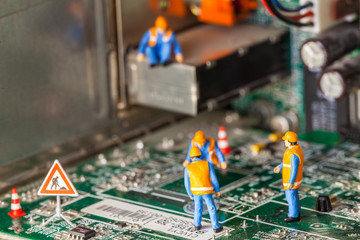 cantiere in miniatura,tecnologia informatica,uomini al lavoro