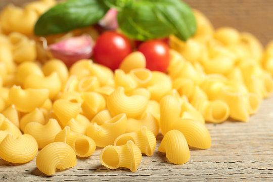 pasta italiana chiocciole su tavolo di legno