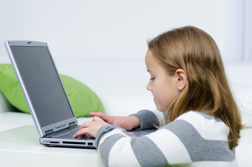 Mädchen sucht etwas im Internet