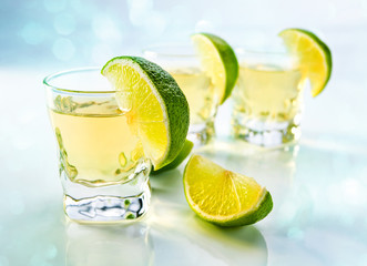 Fototapeta na wymiar tequila z limonką