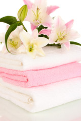 Fototapeta na wymiar piękna lilia na ręcznik na białym
