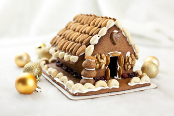 Świąteczny domek z piernika z bakaliami bogato zdobiony © studiobaklazan.pl