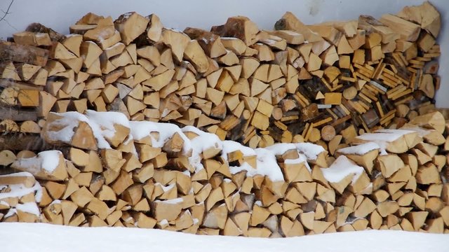 Holzstapel im Schnee vid 02