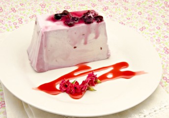 Tarta de leche con frutos rojos