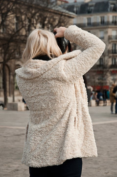 touriste prenant une photo &agrave; notre dame de  Paris