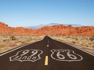 Selbstklebende Fototapete Route 66 Route 66 Bürgersteig Schild mit Red Rock Mountains