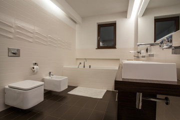 Fototapeta na wymiar Trawertyn dom - dobrze zaprojektowana łazienka