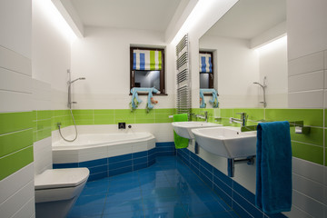 Travertine house - children's bathroom