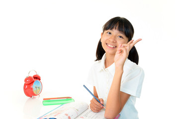 勉強を楽しむ笑顔の女の子