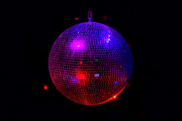 Fototapeta na wymiar Lekka partia disco ball na ciemnym tle