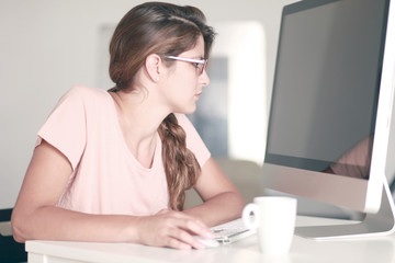 Hübsche junge Frau am Computer