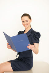 Chefin begutachtet Bewerbungsunterlagen