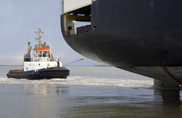 Maneuvering ship and tugboat