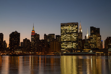 Fototapeta na wymiar Midtown Manhattan Skyline w nocy Dziękczynienia.