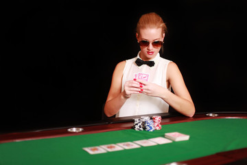 Attraktive Frau spielt Poker