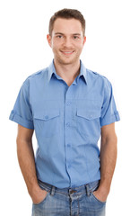 Junger Mann in blauem Hemd mit Jeans isoliert