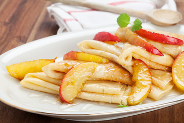 Crêpes mit karamellisierten Apfelspalten